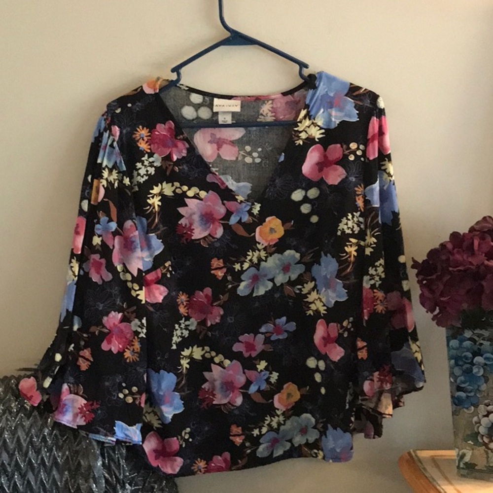 Lovely floral pattern top with black background by Ava & Viv.  Marked size X